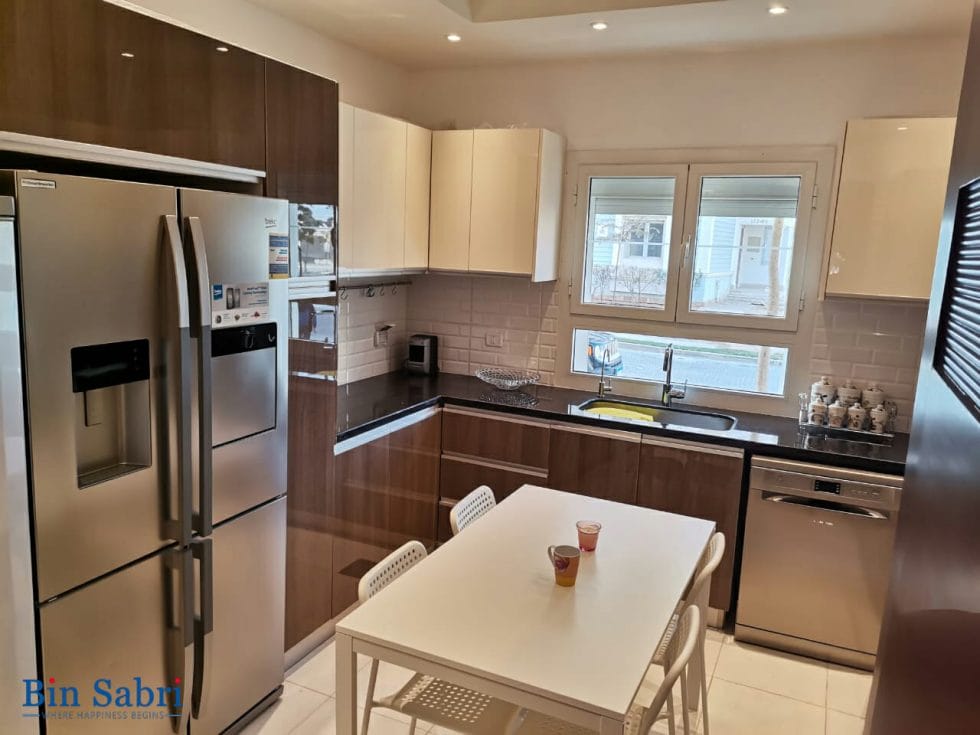 مطابخ مودرن 2025 كاملة تصميم حديث بنى وبيج